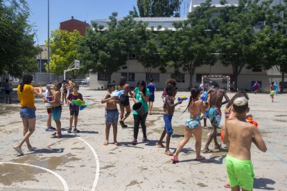 Fiesta del agua el último día del curso en el colegio Riu Segre