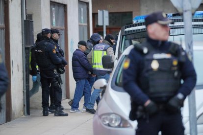 Agents de la policia escorten l’home després d’arrestar-lo dimecres.