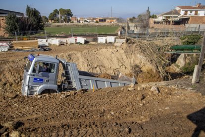 Las obras para evitar el paso a nivel del trem por el centro de Térmens.