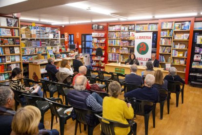 La llibreria Caselles va acollir ahir la presentació del llibre.