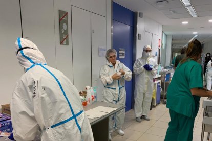 Professionals treballant a l'Hospital Universitari Arnau de Vilanova de Lleida durant la pandèmia

Data de publicació: dilluns 26 de juny del 2023, 12:29

Localització: Lleida