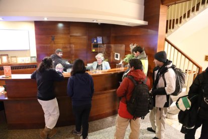 Turistes registrant-se a l’arribada a un hotel de Sort ahir.