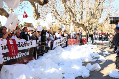 Médicos arrojando batas blancas en señal de protesta en la manifestación del jueves en Barcelona.