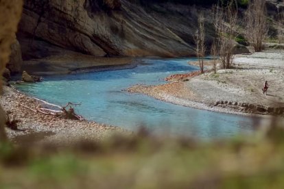 L’anunci explica la història de l’Èric, un forner que recorre amb bicicleta el congost de Mont-rebei.