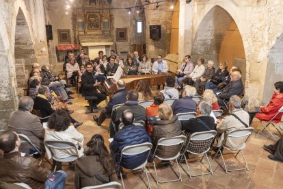 Roger Ïlla amb el seu forte-piano ahir a l’església romànica de Sant Joan Degollat.