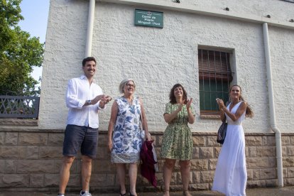 Familiars de Pilarín Minguell i l’alcaldessa de Tàrrega en el descobriment de la placa del carrer.