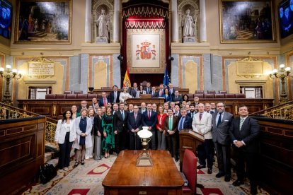 Vox va tancar la jornada amb una foto de família i al crit de “Viva España” i “Viva el rey”.