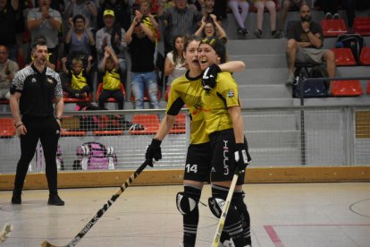 Luchi Agudo, abraçada amb Victòria Porta (dorsal 14), en un partit d’aquesta temporada.