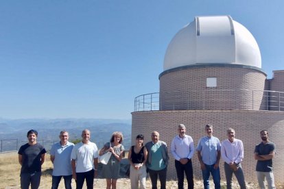 Joaquim Nadal i Gina Tost, durant la visita institucional ahir a l’Observatori del Montsec.