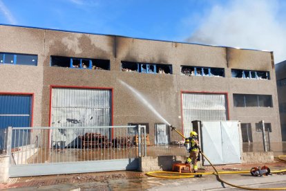 Incendi en una nau industrial a Cervera