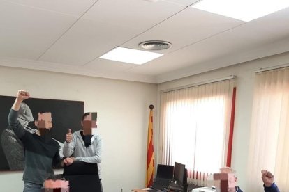 Delegados sindicales ayer en el Centre Penitenciari Ponent.