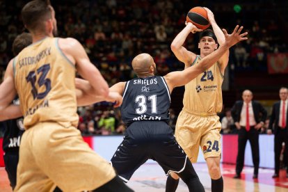 Kuric llança cistella, en una acció del partit d’ahir.