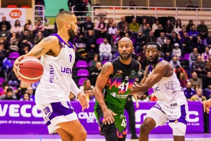 Kenny Hasbrouck, amb el dorsal 41, en un partit del Càceres.