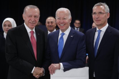 Biden saluda a Erdogan ante el secretario general de la OTAN, Jens Stoltenberg