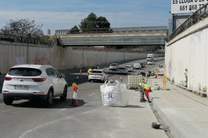 Operaris treballant ahir a l’accés al pont de Pardinyes.