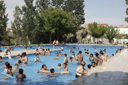 Aforo completo ayer en las piscinas municipales del barrio de Balàfia. 