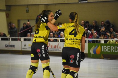 Les jugadores Valentina i Julieta celebren un gol.