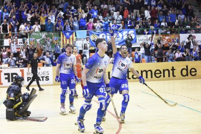 Sergi Folguera i Jepi Selva, en primer terme, i Sergi Duch, darrere, celebren la victòria contra el Bassano.