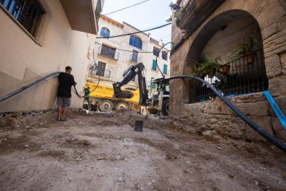 Les obres per renovar la xarxa d’aigua i clavegueram al carrer 11 de Setembre d’Arbeca.