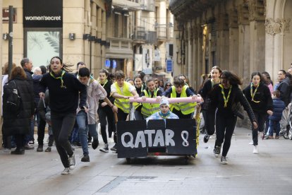 Una de las andróminas a su paso por el Eix Comercial en la tradicional ‘cursa de llits’. 