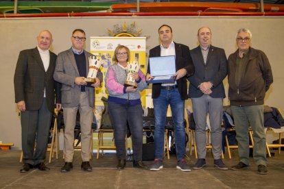 La subdirectora de SEGRE Anna Gomez, con el resto de premiados y autoridades en la gala de Balaguer.