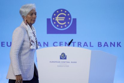 Lagarde es disposa a explicar la decisió en roda de premsa.