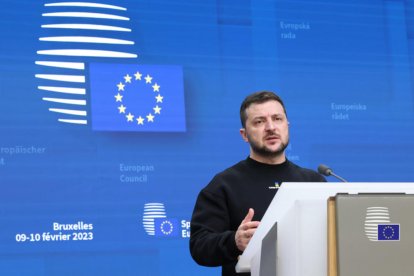 El president ucraïnès, Volodímir Zelenski, durant la roda de premsa que ha tingut lloc a Brussel·les després de reunir-se amb els líders europeus