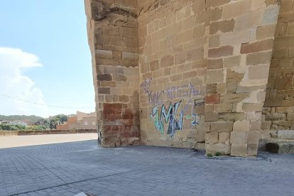 Un dels plafons turístics d'Almenar arrancats i pintades al mur de l'església.