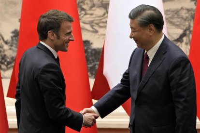 Salutació entre Emmanuel Macron i Xi Jinping a l’inici de la seua reunió a Pequín.