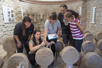 Los especialistas durante la actuación de conservación preventiva de las estelas funerarias. 