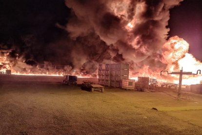 Salven 110 vedells en un aparatós incendi en una granja de Fraga