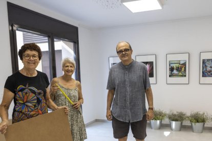 Jesús Molina y miembros de La Ruella, en el montaje de las exposiciones del ‘FotArtC’ de Cabanabona.