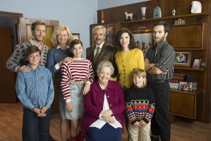 La familia Alcántara, protagonista de la serie, al completo.