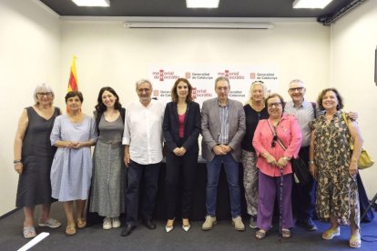 La consellera Ubasart junto a Carles Vallejo y otros represaliados. 