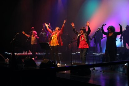 El lleidatà Salvador Escribà (centre), ‘ànima’ de La Salseta del Poble Sec, al concert d’homenatge.