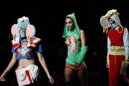 Desfile de la firma Sabela Juncal durante la última jornada de la Mercedes-Benz Fashion Week Madrid.