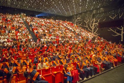 La ceremonia de entrega de orlas de la Facultad de Derecho, Economía y Turismo, ayer en la Llotja. 