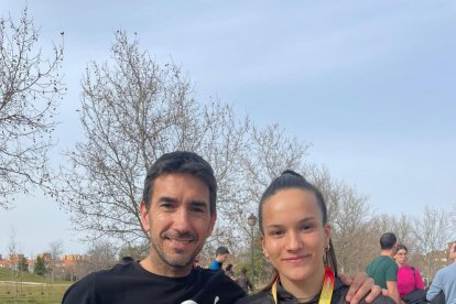 Berta Segura junto a su entrenador, Iván Espílez.