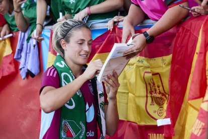 Alexia Putellas firma autógrafos en el entrenamiento de ayer.