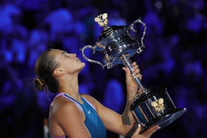 La bielorrusa Aryna Sabalenka besa el trofeo.