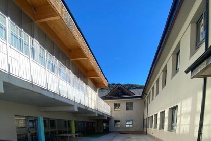 El patio de la escuela Àngel Serafí i Casanovas de Sort. 