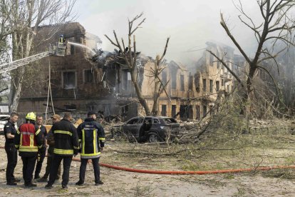 Bombers treballen en l’incendi d’un edifici després d’un atac aeri rus en una clínica a Dnipró.