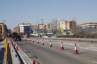 La mediana del puente de Pardinyes, a punto de desaparecer