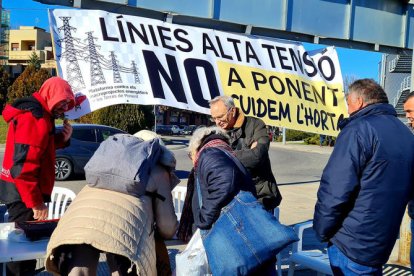 La recollida de firmes ahir al mercadillo de Pardinyes.