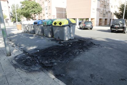 Estat en el qual va quedar l’asfalt on hi havia el cotxe calcinat a la plaça Barcelona.