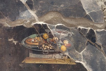 Descubren la representación de un posible antepasado de la pizza en un fresco en Pompeya