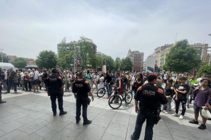 Els Mossos van fer un cordó policial d’un desallotjament preventiu que va afectar 130 persones.