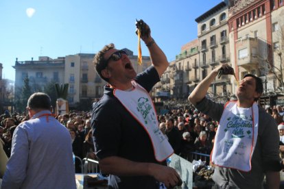 El barcelonés Adrià Wegrzyn vuelve a coronarse como ganador del concurso de comida calçots de Valls