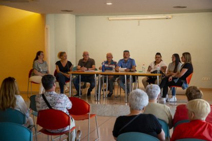 A la asamblea vecinal asistieron unas 40 personas que apoyaron a Carreiro (en el centro y de azul). 