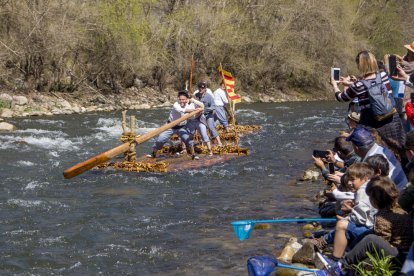 Els visitants van gaudir fent fotografies de la baixada dels rais, de la primera de la temporada, ahir pel riu Segre.